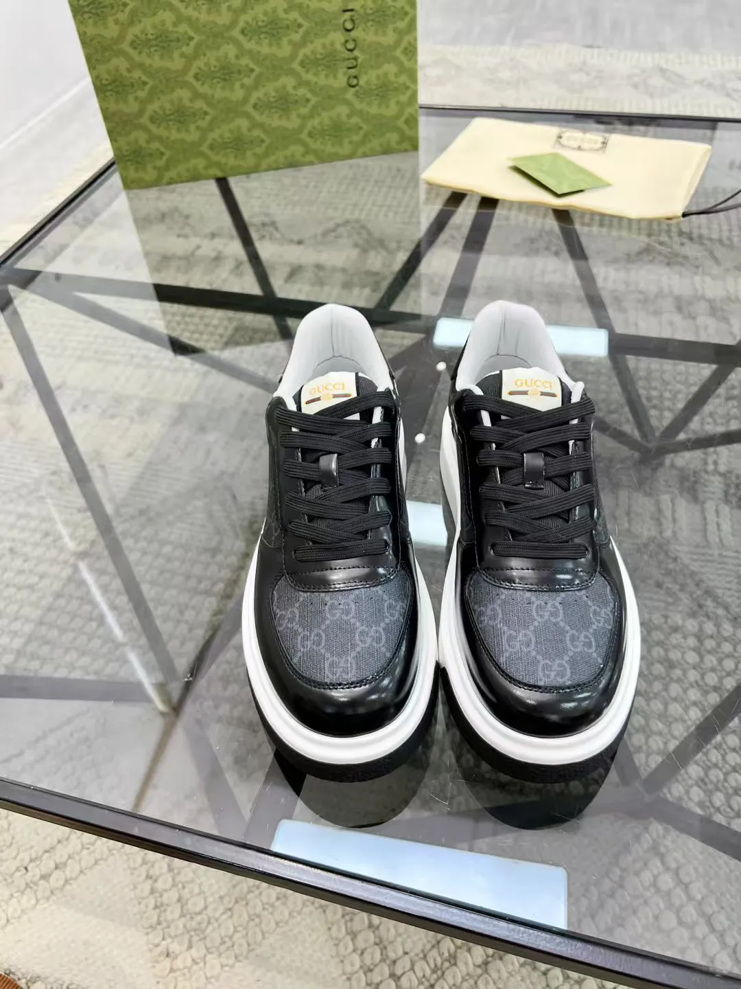 P440 new men's shoes GUCCI [Lightning] latest shoes are shipped. Original quality, fashionable, special materials, sheepskin lining, new packaging. The foot feels super comfortable and the workmanship is impeccable. Size: 38-45